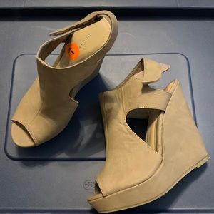 NWO Box size 7 Chinese laundry wedges